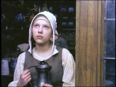 Dans quel film Scarlett Johansson est-elle une jeune femme dans la misère devenant la servante et la muse d'un peintre ?