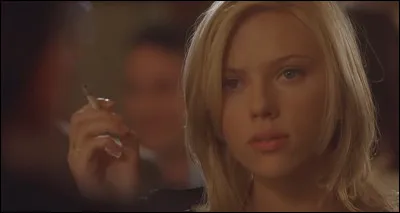 Dans quel film Scarlett Johansson entretient-elle une relation complexe avec un homme ?