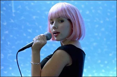 Dans quel film Scarlett Johansson est-elle une jeune diplômée délaissée par son mari ?