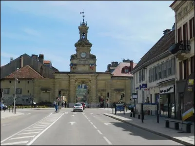 Quelle est l'intruse parmi ces villes ?