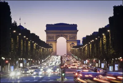 Quelle est la largeur des Champs-Elysées à Paris ?