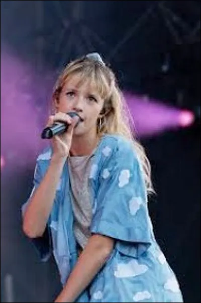 Angèle est en fait le vrai le prénom de cette chanteuse belge. Mais quel est son nom de famille alors ?