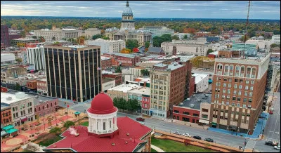 Quelle est cette ville, capitale de l'illinois, connue pour ses performances artistiques, ses sites historiques et la tombe de Lincoln ?