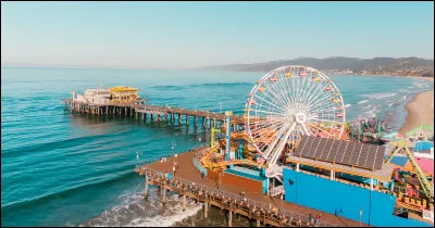 Quelle est cette ville de Californie, située à l'extrémité de la route 66, cité touristique, connue pour sa jetée sur pilotis qui surplombe la plage et l'océan Pacifique ?