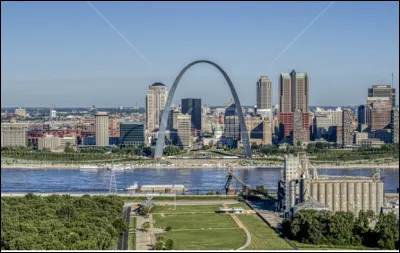 Quelle est cette ville du Missouri située au bord du Mississippi qui doit son nom au roi de France Louis IX, cité industrielle, siège des entreprises Budweiser et Energizer ?
