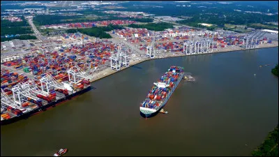Quelle est ville de l'État de Georgie au climat subtropical, cité industrielle avec son port, quatrième port des États-Unis pour son trafic de containers ?
