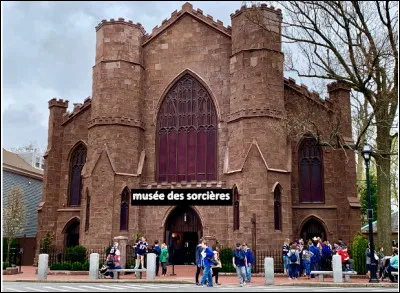 Quelle est cette ville du Massachusetts célèbre depuis 1692 pour ses nombreux procès en sorcellerie, exploités aujourd'hui sur le plan touristique ?