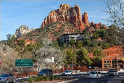 Quelle est cette ville de l'Arizona, célèbre pour ses formations de grés rouge, lieu de tournage des westerns classiques ?