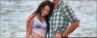 Qui est le garon  ct de Miley ?