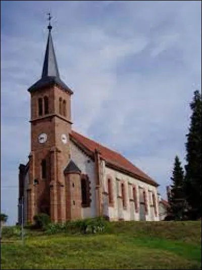 Voici l'église Saint-Vincent-de-Paul, à Rolbing. Village à la frontière allemande, dans le pays de Bitche et dans le parc naturel régional des Vosges du Nord, il se situe dans le département ...