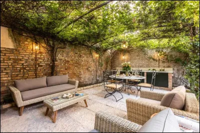 Direction l'extérieur à présent. À peine avez-vous mis un orteil dehors que vous tombez sur cet élément de l'architecture d'un bâtiment qui se trouve au rez-de-chaussée. Ceci est...