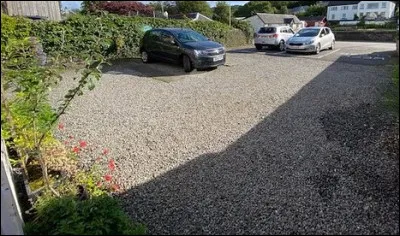 Vous arrivez dans cet endroit pour garer votre véhicule. Combien de voitures voyez-vous ici ?