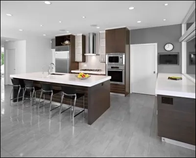 Cette pièce sert de cuisine et de salle à manger. Mais quelle heure est-il ?