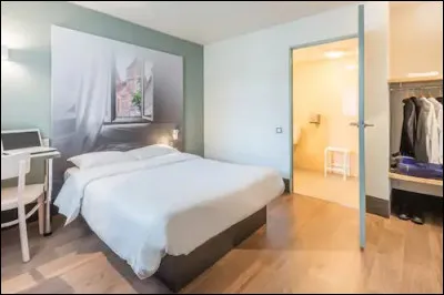 Cette chambre se situe toujours au rez-de-chaussée et permet de loger une personne à mobilité réduite. De quelle autre dépendance dispose-t-elle ?