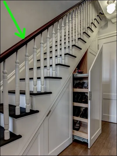 Montons à l'étage pour découvrir les autres chambres. Comment s'appelle la barre indiquée par la flèche ?