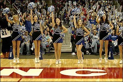 Que font Brooke, Peyton, Haley, Rachel et d'autres filles encore pour soutenir l'équipe de basket, les Ravens ?