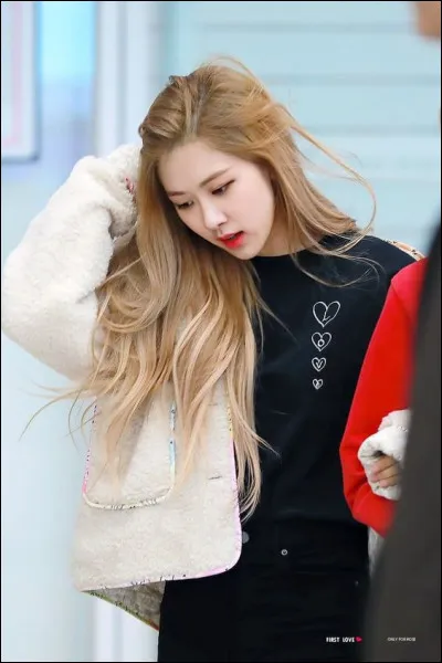 Parmi les membres, c'est Rosé qui :