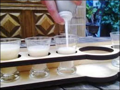 Originaire de Haute-Savoie, cette boisson est faite à partir de jus de pomme et de poire pressé, mélangé à du rhum et du sucre. Quel est son nom ?