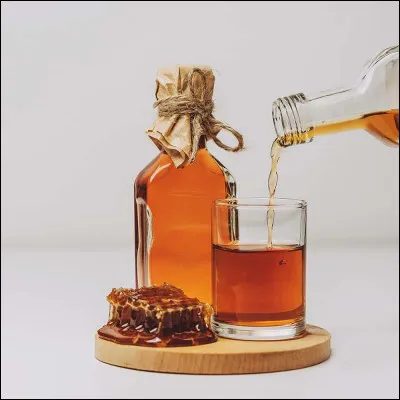 Quel ingrédient est mélangé au jus de pomme pour obtenir le chouchen, boisson traditionnelle bretonne ?