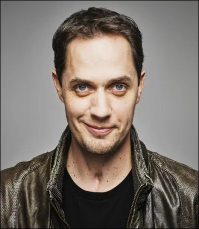 Quel est le titre de sa chanson à succès avec Camille Lellouche, où le clip très touchant est en noir et blanc ?