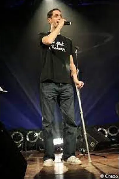 Ce slameur a eu un accident qui a failli lui coûter la vie plus jeune. Aujourd'hui, il ne peut rester très longtemps debout, ne peut plus courir et doit marcher avec sa canne. Connaissez-vous l'origine de cet accident ?