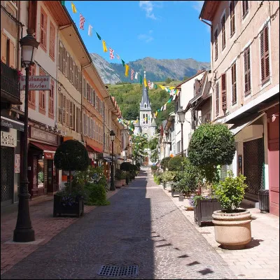 Quelle est l'intruse parmi ces villes ?