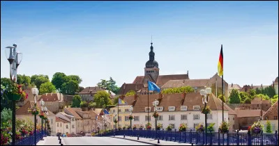 Quelle est l'intruse parmi ces villes ?