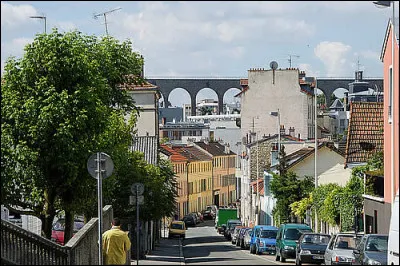 Quelle est l'intruse parmi ces villes ?