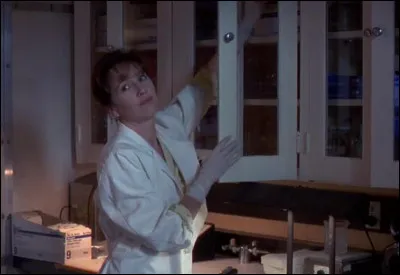 Dans quel film Nathalie Baye est-elle une immunologue et une virologue ?