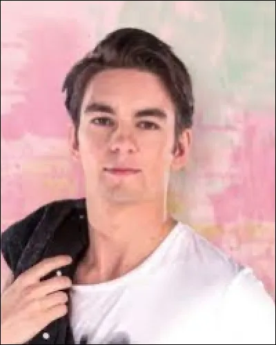 Comment s'appelle le garçon dont Léna est tombé amoureuse et avec qui elle sortira au bout d'un moment dans la saison 2 ?