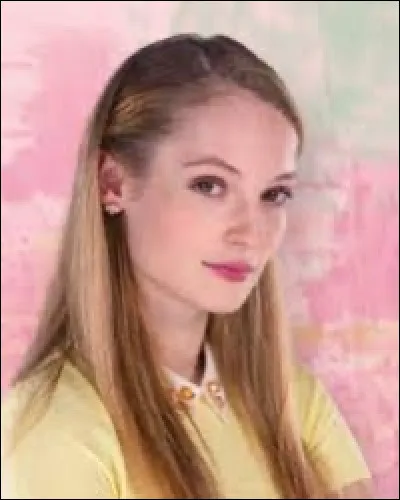 Comment s'appelle sa rivale qui fait tout pour déstabiliser Léna ?