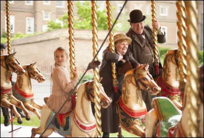 Quand il s'apprête à inviter son amoureuse à la fête foraine, qui le fait avant lui ?