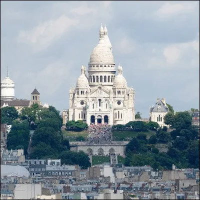 Quel personnage de cin&eacute;ma, qui travaille dans un caf&eacute; de Montmartre, aime faire craquer la cr&egrave;me br&ucirc;l&eacute;e ?