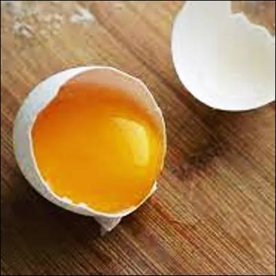 Quelle pr&eacute;paration de viande est souvent servie au restaurant surmont&eacute; d�un jaune d��uf ?