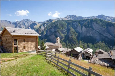 A quelle altitude est située la commune de Saint-Véran dans les Hautes-Alpes, commune la plus haute d'Europe ?