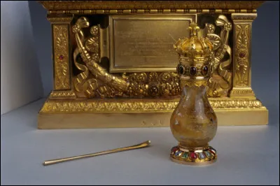 Quel était le nom de la fiole contenant l'huile utilisée lors du sacre des rois de France ?
