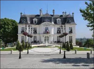 Quelle est l'intruse parmi ces villes ?