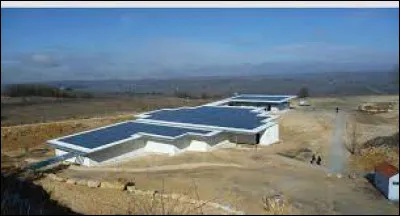 Comment est appelé ce site, à Crayssac, où ont été découvertes des empreintes de dinosaures ?