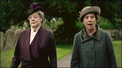 Qui le découvre et lui propose de l'aide ?