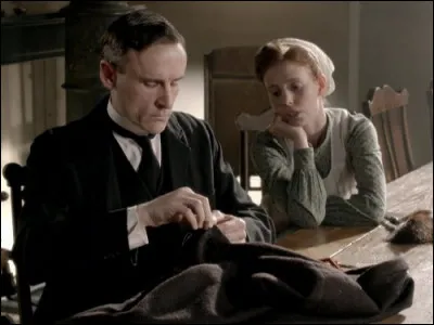 Que préfère-t-elle faire plutôt que travailler ?