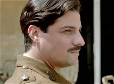 Quand la maison est transformée en maison de convalescence, elle fait connaissance avec un ancien militaire, mais lequel ?