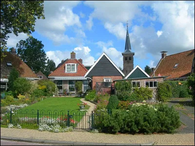 Dans quel pays peut-on visiter le village d'Ee ?