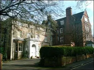 Il a tudi dans une de ces coles. Laquelle ?