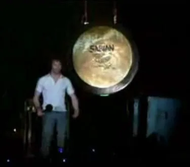 Quelle tait la marque du gong qu'il utilisait sur scne ?