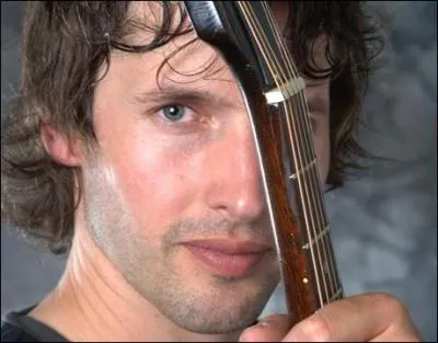  quel doigt porte-t'il sa chevalire ?