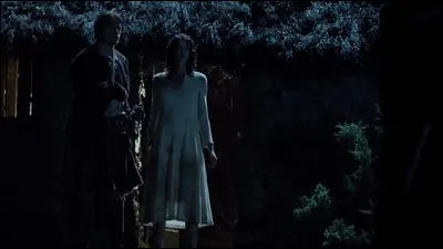 Claire l'aide. Le groupe d'highlanders décide qu'elle ferait le chemin avec eux à cheval. Avec qui est-elle à cheval ?