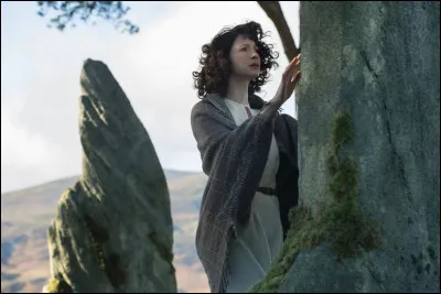 Claire se retrouve à Craigh Na Dun devant la pierre du centre. Elle la touche, et il se passe quelque chose, mais quoi ?