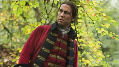 Elle tombe ensuite nez-à-nez avec le capitaine des dragons, Jonathan Randall. Que tente-t-il de faire à Claire ?