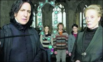 Moyen : qui a donné le collier à Katie Bell ?