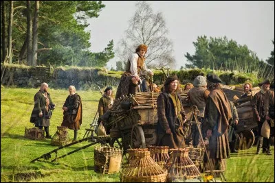 Claire part ensuite avec Dougal, Jamie et d'autre highlanders pour aller chercher le loyer des métayers pour Cullom. Dougal réunit d'autres fonds à côté en exhibant le dos de Jamie. Pourquoi ? (2 réponses attendues)